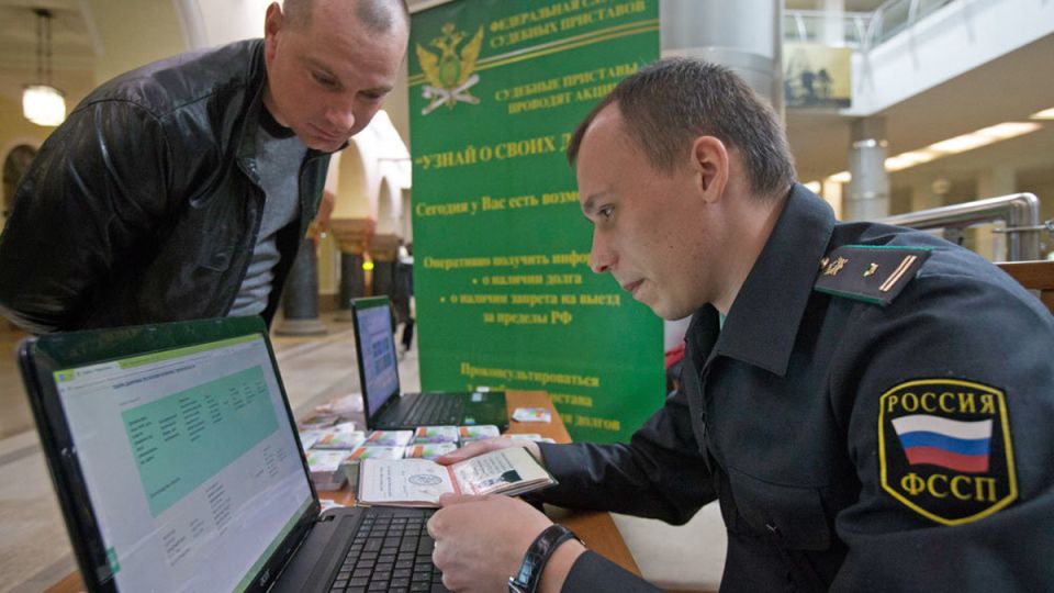 Приставы в действии: опасные долги