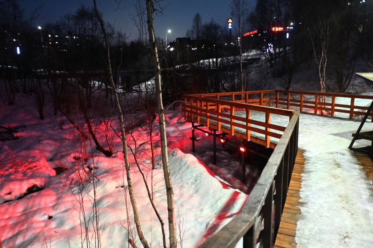 Доброе утро, Заполярье!. Зона отдыха «Чистый ручей» в Мурманске засияла огнями! На ее территории завершился монтаж архитектурно-художественной подсветки: 90 прожекторов, 832 метра кабельных линий и 306 метров витой пары... Доброе утро, Заполярье!. Зона отдыха «Чистый ручей» в Мурманске засияла огнями! На ее территории завершился монтаж архитектурно-художественной подсветки: 90 прожекторов, 832 метра кабельных линий и 306 метров витой пары...