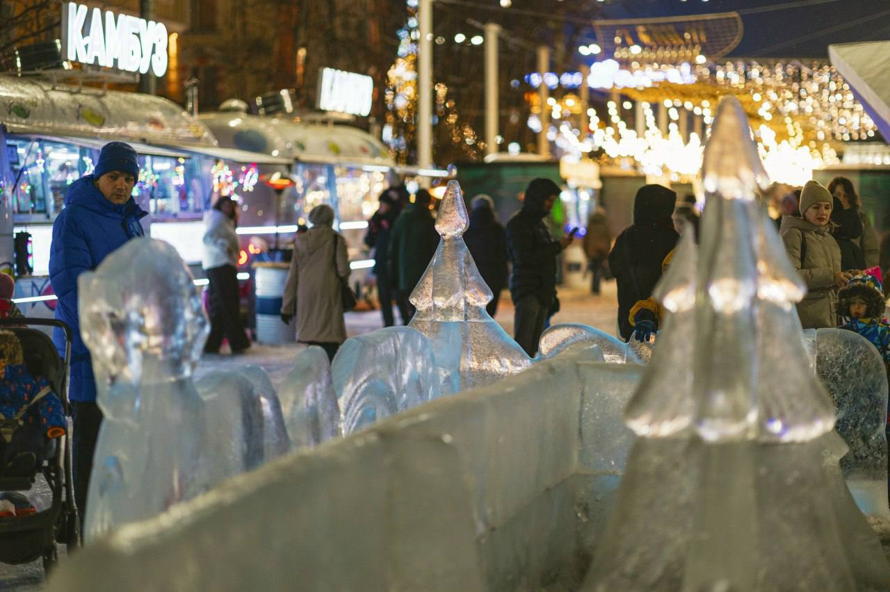 Сегодня в центре Мурманска продолжают работать новогодние локации ярмарки «На Севере – тепло» Сегодня в центре Мурманска продолжают работать новогодние локации ярмарки «На Севере – тепло»