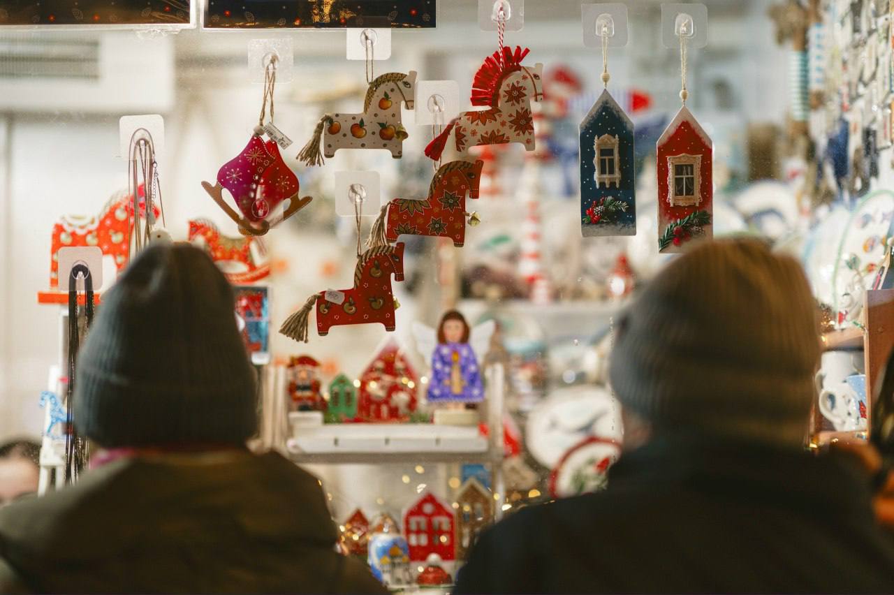 Сегодня в центре Мурманска продолжают работать новогодние локации ярмарки «На Севере – тепло» Сегодня в центре Мурманска продолжают работать новогодние локации ярмарки «На Севере – тепло»