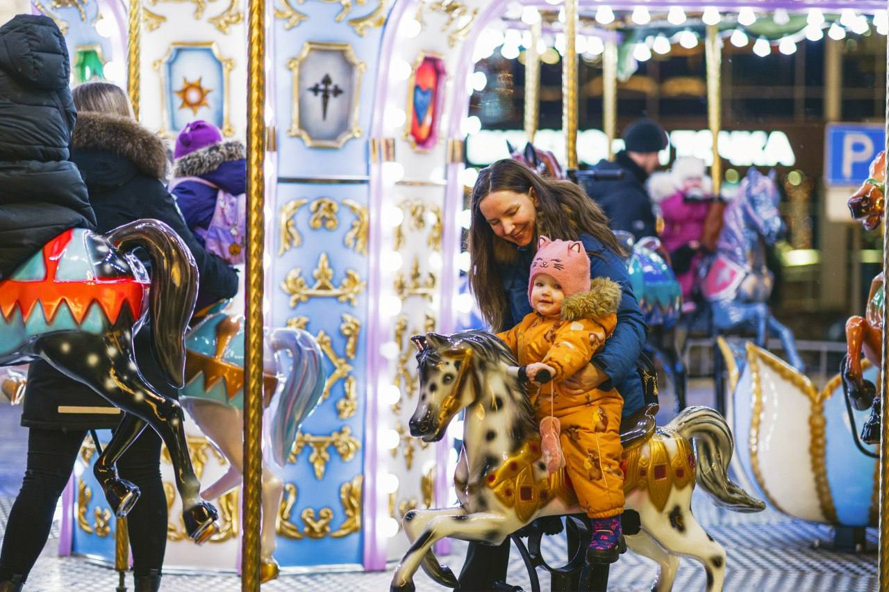 Сегодня в центре Мурманска продолжают работать новогодние локации ярмарки «На Севере – тепло» Сегодня в центре Мурманска продолжают работать новогодние локации ярмарки «На Севере – тепло»