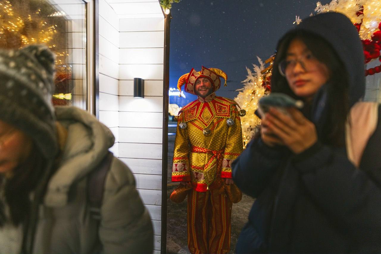 Сегодня в центре Мурманска продолжают работать новогодние локации ярмарки «На Севере – тепло» Сегодня в центре Мурманска продолжают работать новогодние локации ярмарки «На Севере – тепло»