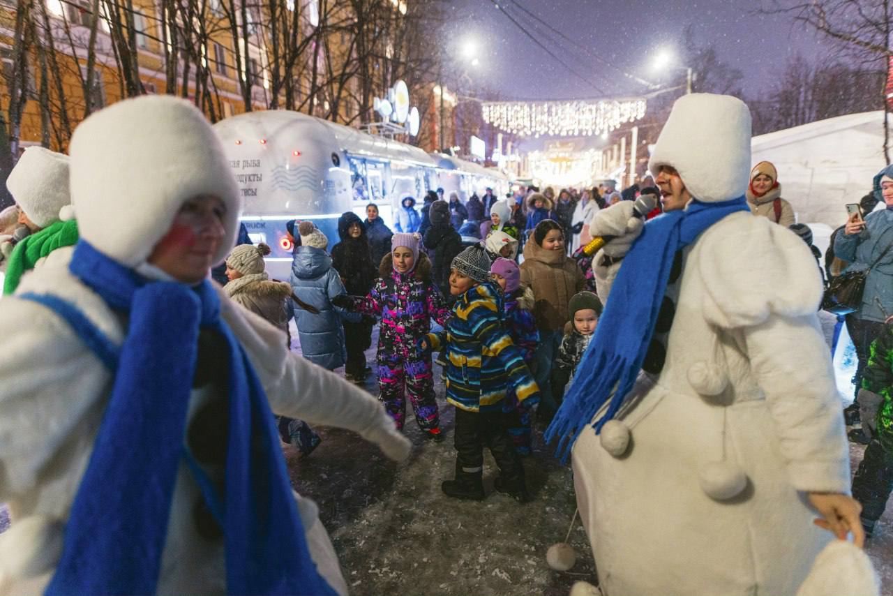 Сегодня в центре Мурманска продолжают работать новогодние локации ярмарки «На Севере – тепло» Сегодня в центре Мурманска продолжают работать новогодние локации ярмарки «На Севере – тепло»