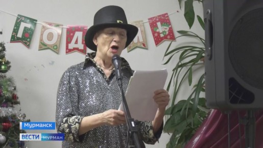 Веселые бабушки в костюмах персонажей Чуковского в Мурманске