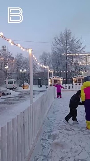 Каток под открытым небом открыли в сквере на улице Ленинградской в Мурманске