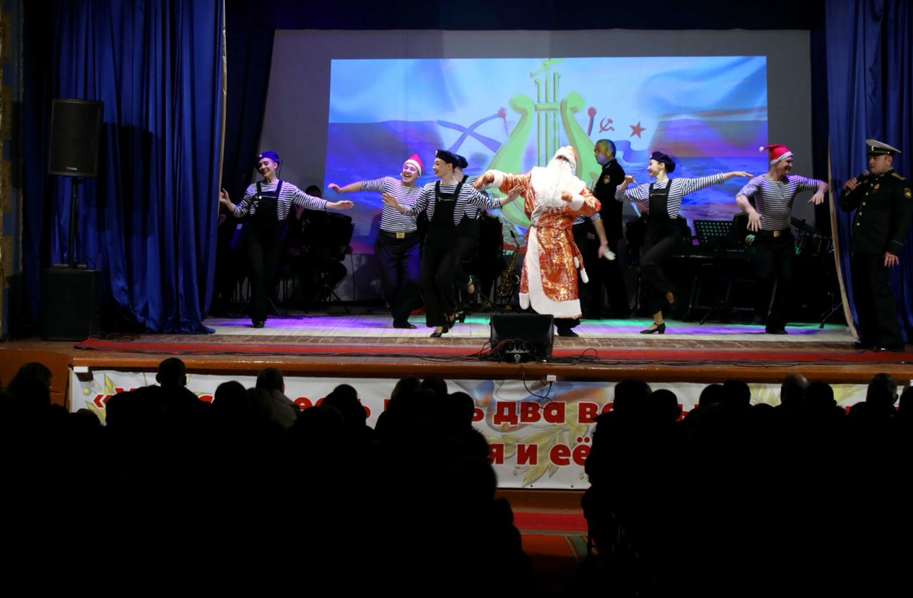 Ансамбль песни и пляски Северного флота выступил с праздничной программой в поселке Сафоново