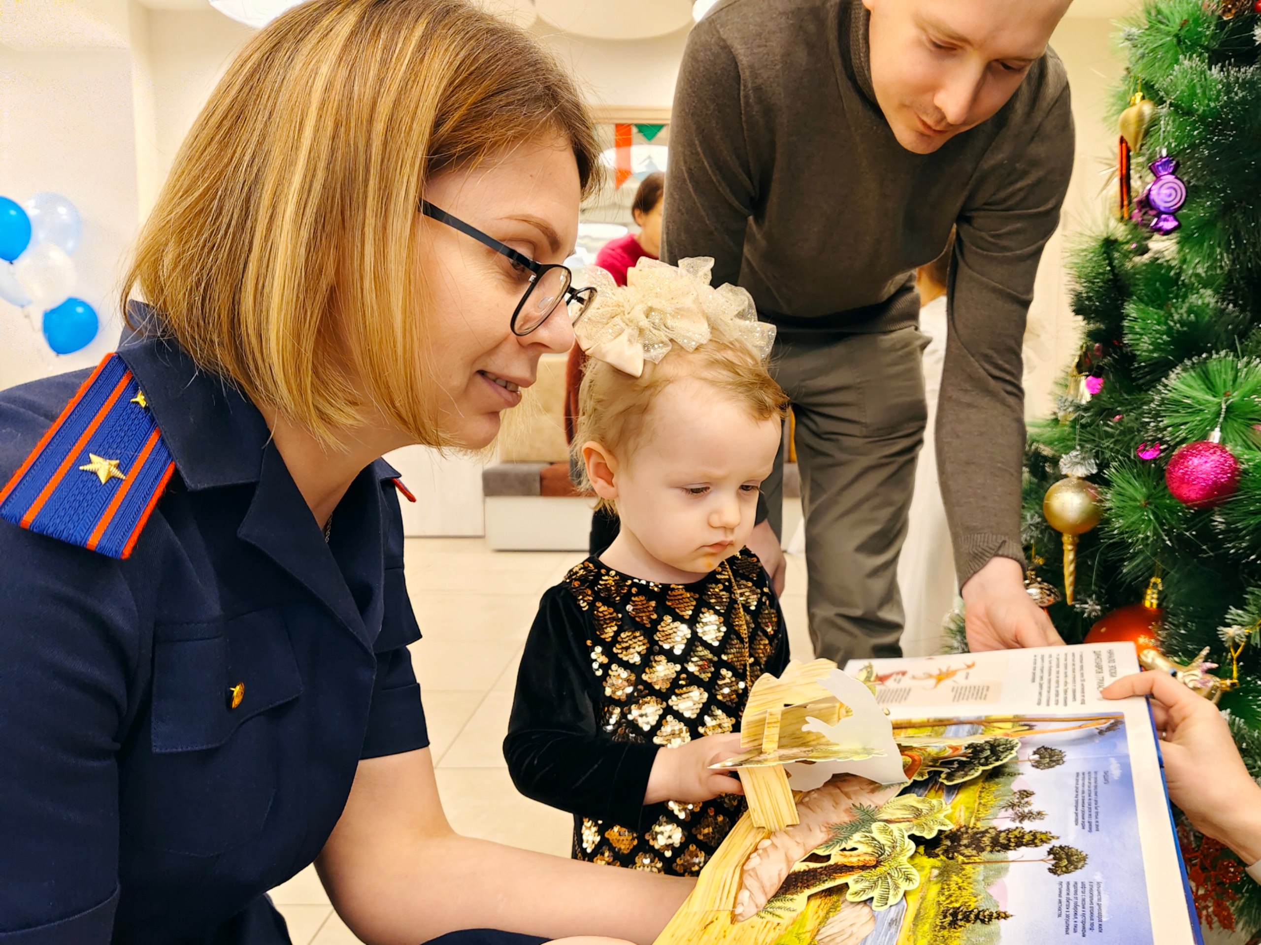 Офицер регионального следственного управления поздравила юную жительницу Полярного с Новым годом Офицер регионального следственного управления поздравила юную жительницу Полярного с Новым годом