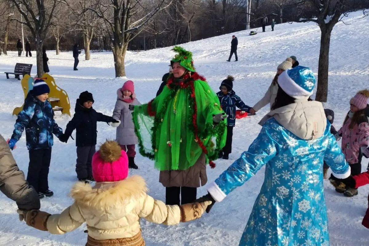 Новогодние и рождественские поздравления, дворовые гулянья и спортивные турниры – Единая Россия дарит праздник по всей стране Новогодние и рождественские поздравления, дворовые гулянья и спортивные турниры – Единая Россия дарит праздник по всей стране