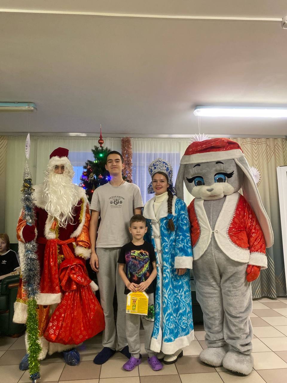 Сотрудники Управления Госавтоинспекции УМВД России по Мурманской области организовали особую акцию для юных пациентов онкологического отделения Мурманской областной детской клинической больницы. Сотрудники Управления Госавтоинспекции УМВД России по Мурманской области организовали особую акцию для юных пациентов онкологического отделения Мурманской областной детской клинической больницы.