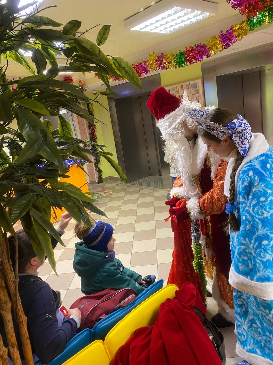 Сотрудники Управления Госавтоинспекции УМВД России по Мурманской области организовали особую акцию для юных пациентов онкологического отделения Мурманской областной детской клинической больницы. Сотрудники Управления Госавтоинспекции УМВД России по Мурманской области организовали особую акцию для юных пациентов онкологического отделения Мурманской областной детской клинической больницы.