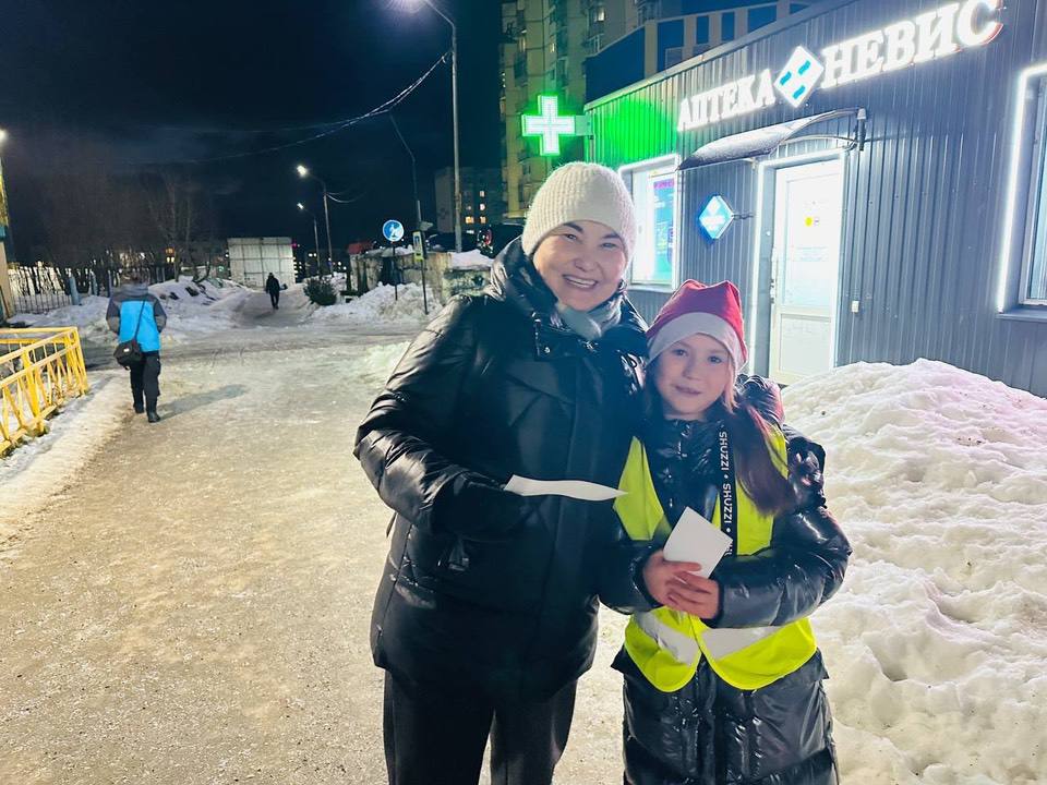 С наступлением зимних праздников улицы города Снежногорск наполнились не только снежными пейзажами, но и яркими красками активной работы отряда ЮИД «Зеленый огонек» С наступлением зимних праздников улицы города Снежногорск наполнились не только снежными пейзажами, но и яркими красками активной работы отряда ЮИД «Зеленый огонек»