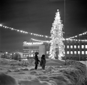 Новогодняя елка в сквере на площади Советской конституции