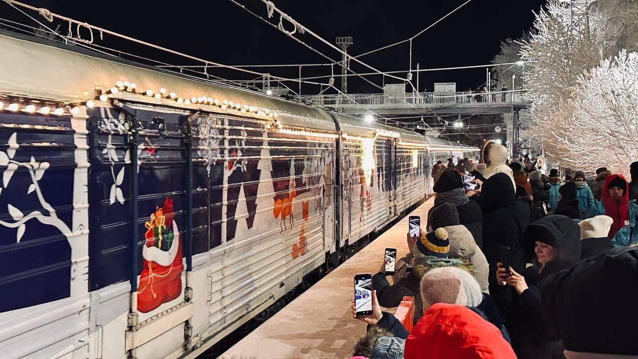 Поезд Деда Мороза встретили в Мурманске