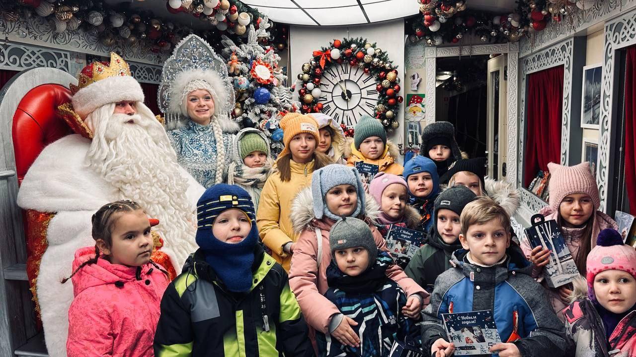 Поезд Деда Мороза встретили в Мурманске Поезд Деда Мороза встретили в Мурманске