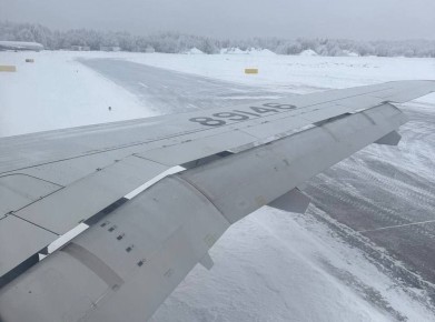 Самолет Sukhoi Superjet выкатился за пределы взлетно-посадочной полосы при посадке в Архангельске