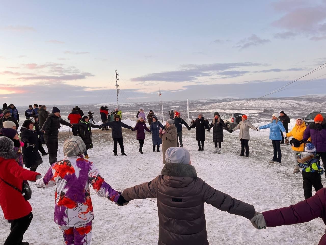 Жители Мурманска встретили первый рассвет после 40-дневной полярной ночи Жители Мурманска встретили первый рассвет после 40-дневной полярной ночи