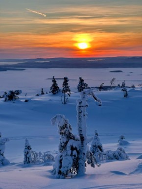Доброе утро, Заполярье!. Начнем эту неделю с завораживающих пейзажей и нежного закатного неба в Кандалакше Сегодня на Кольском ожидается переменная облачность