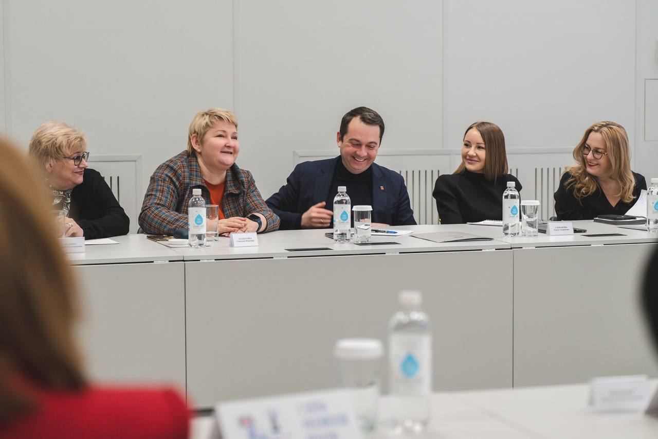 В День российской печати в Мурманске прошла встреча губернатора Андрея Чибиса с журналистами В День российской печати в Мурманске прошла встреча губернатора Андрея Чибиса с журналистами