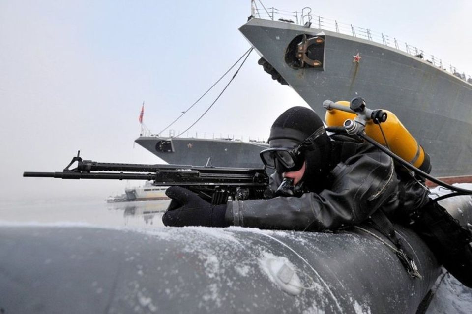 Им подвластны три стихии. Подразделения специального назначения борьбы с ПДСС способны решать задачи на море, на суше и даже в воздухе Практически каждое утро в отряде подводного спецназа начинается с тренировки