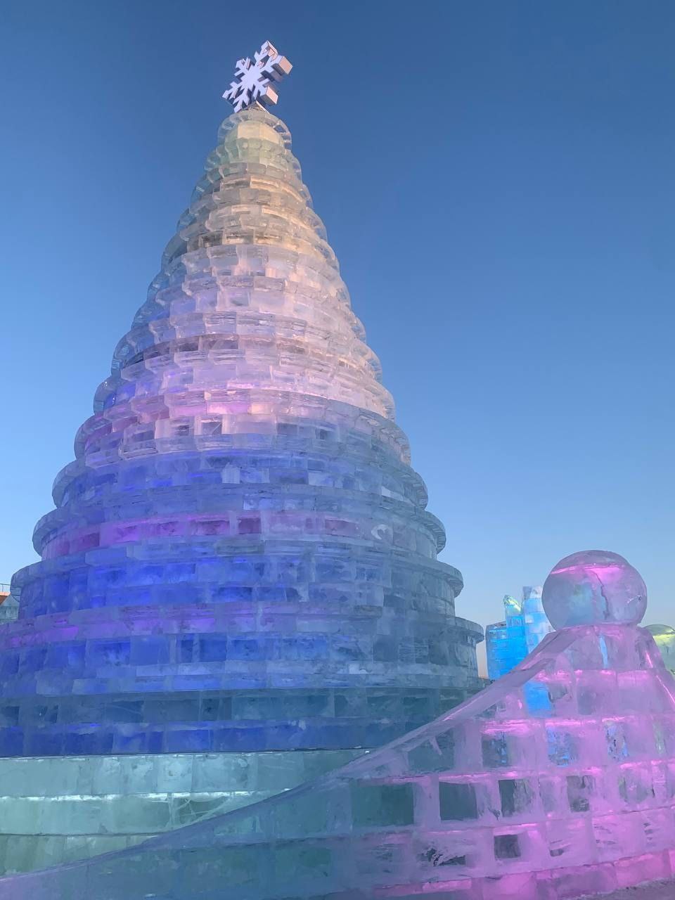 5 января состоялась церемония открытия 42-го Харбинского международного фестиваля снега и льда — главного в Китае и входящего в мировую тройку крупнейших мероприятий, посвященных зимнему искусству, культуре и туризму 5 января состоялась церемония открытия 42-го Харбинского международного фестиваля снега и льда — главного в Китае и входящего в мировую тройку крупнейших мероприятий, посвященных зимнему искусству, культуре и туризму