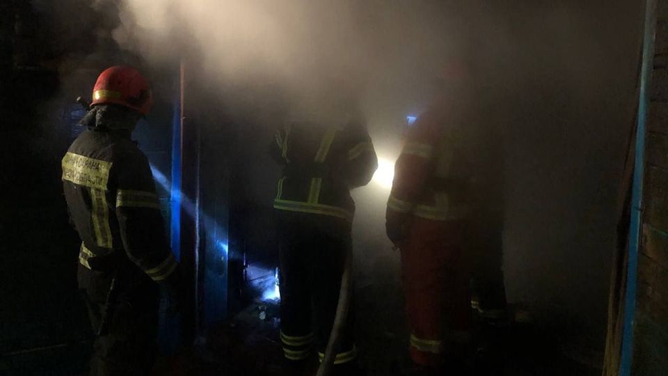 Пожарные эвакуировали два газовых баллона во время пожара в гараже в Коле