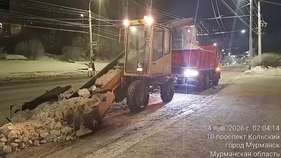 УДХ продолжает уборку улиц Мурманска в круглосуточном режиме
