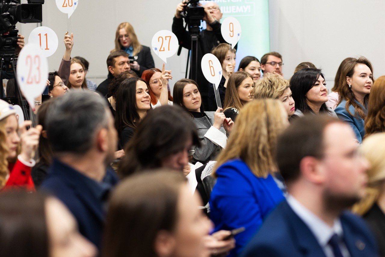 Пресс-конференция губернатора Андрея Чибиса по итогам 2025 года установила рекорд: 4,5 часа живого общения и развернутые ответы на 65 вопросов представителей областных, местных и федеральных СМИ Пресс-конференция губернатора Андрея Чибиса по итогам 2025 года установила рекорд: 4,5 часа живого общения и развернутые ответы на 65 вопросов представителей областных, местных и федеральных СМИ