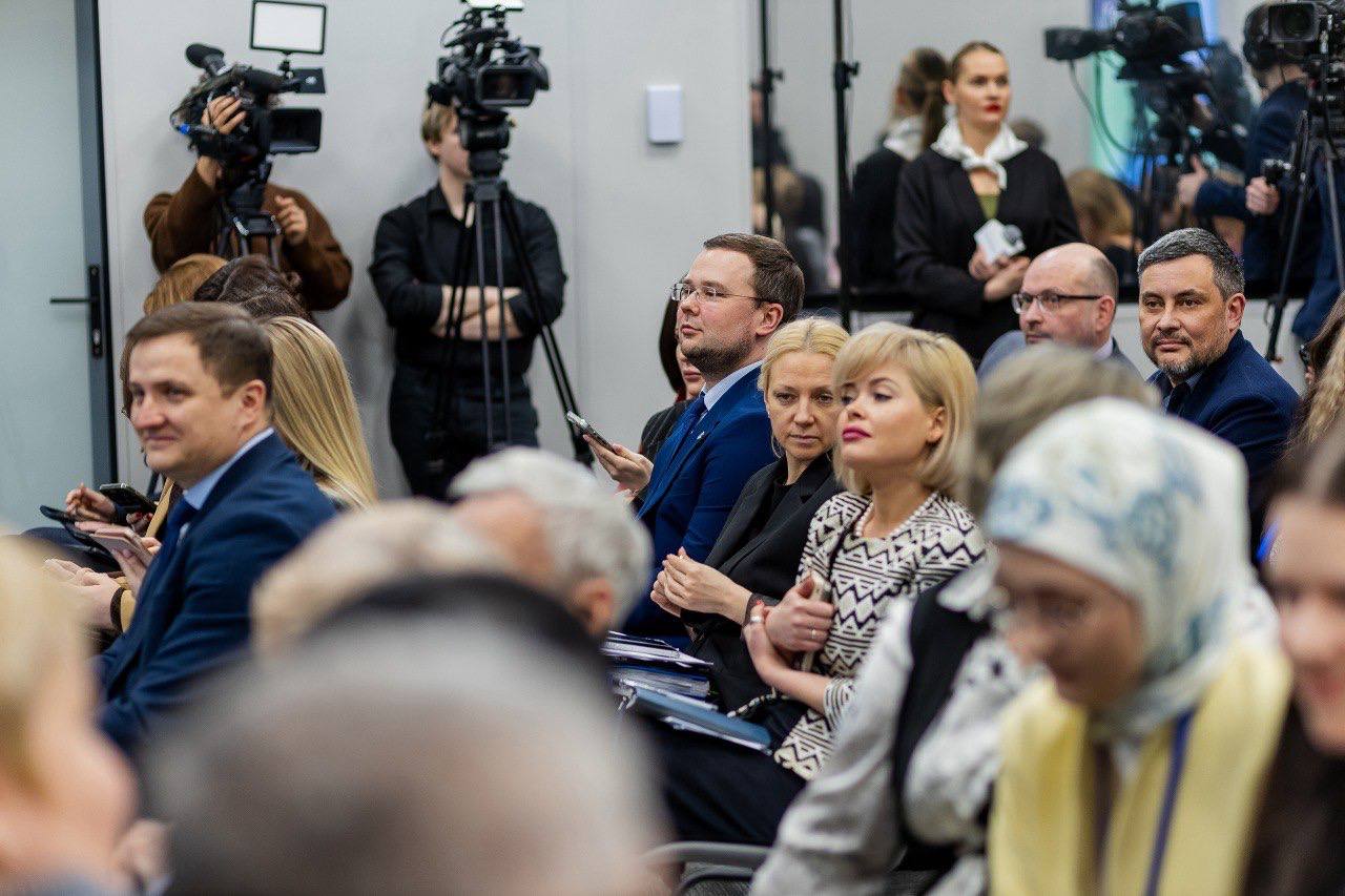 Пресс-конференция губернатора Андрея Чибиса по итогам 2025 года установила рекорд: 4,5 часа живого общения и развернутые ответы на 65 вопросов представителей областных, местных и федеральных СМИ Пресс-конференция губернатора Андрея Чибиса по итогам 2025 года установила рекорд: 4,5 часа живого общения и развернутые ответы на 65 вопросов представителей областных, местных и федеральных СМИ