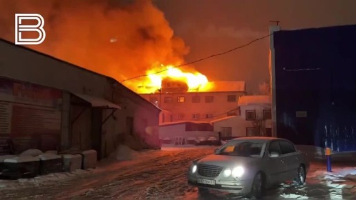 В Коле полыхает здание в районе гаражей и автосервисов на улице Каменный остров