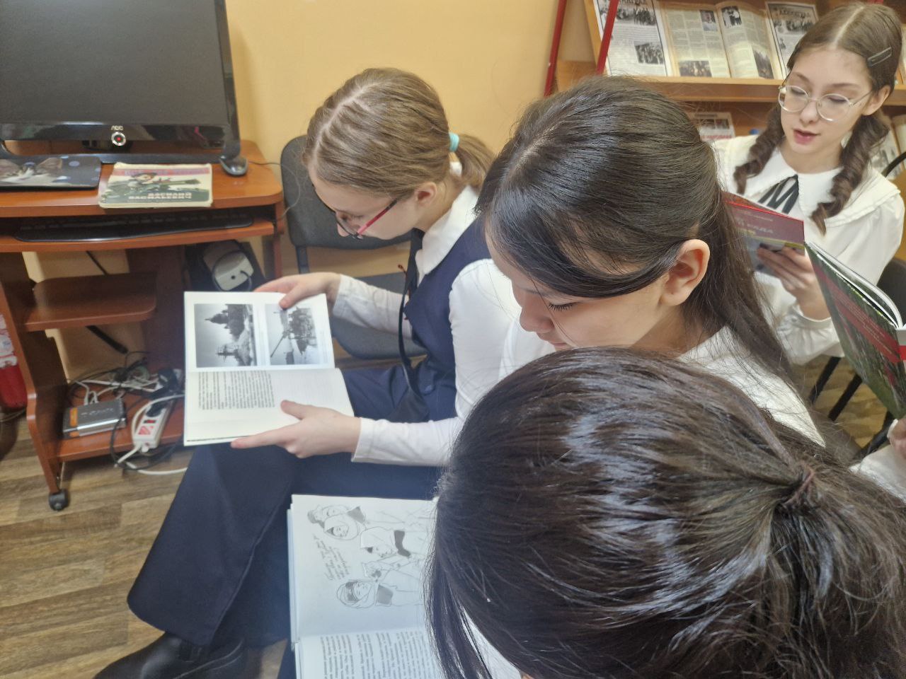 О самых трагических страницах истории северной столицы России узнали юные мурманчане: в детской библиотеке № 10 (пр О самых трагических страницах истории северной столицы России узнали юные мурманчане: в детской библиотеке № 10 (пр