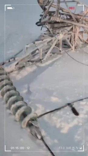 В официальном канале "Россети Северо-Запад" опубликовали видео с места аварии на ЛЭП в Мурманской области