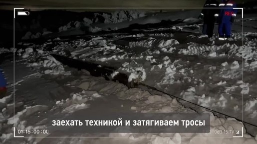 Специалисты "Россетей" вручную и на экскаваторах доставляют детали для ремонта ЛЭП в Мурманской области