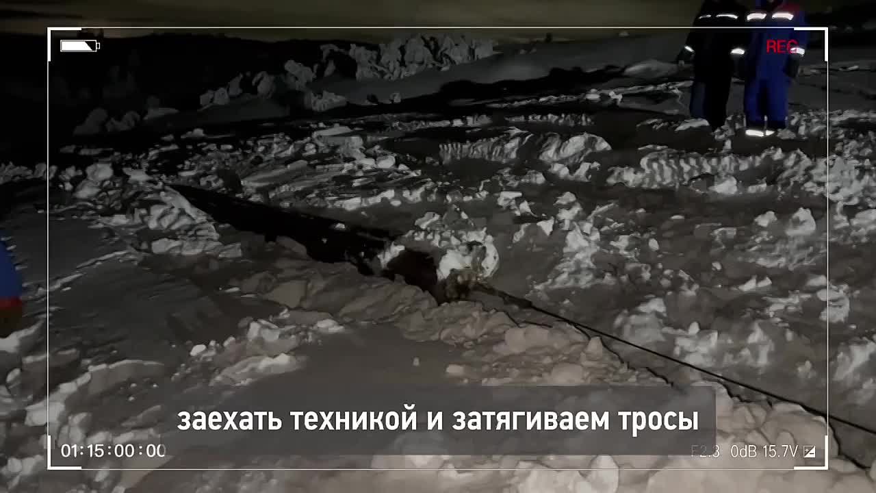 Специалисты "Россетей" вручную и на экскаваторах доставляют детали для ремонта ЛЭП в Мурманской области