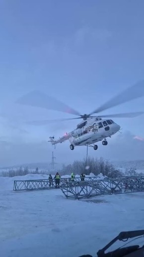 В настоящее время с помощью вертолета началась транспортировка постоянных опор к месту установки