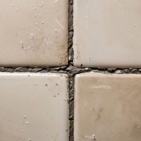 Как аккуратно очистить швы между плиткой и обновить затирку