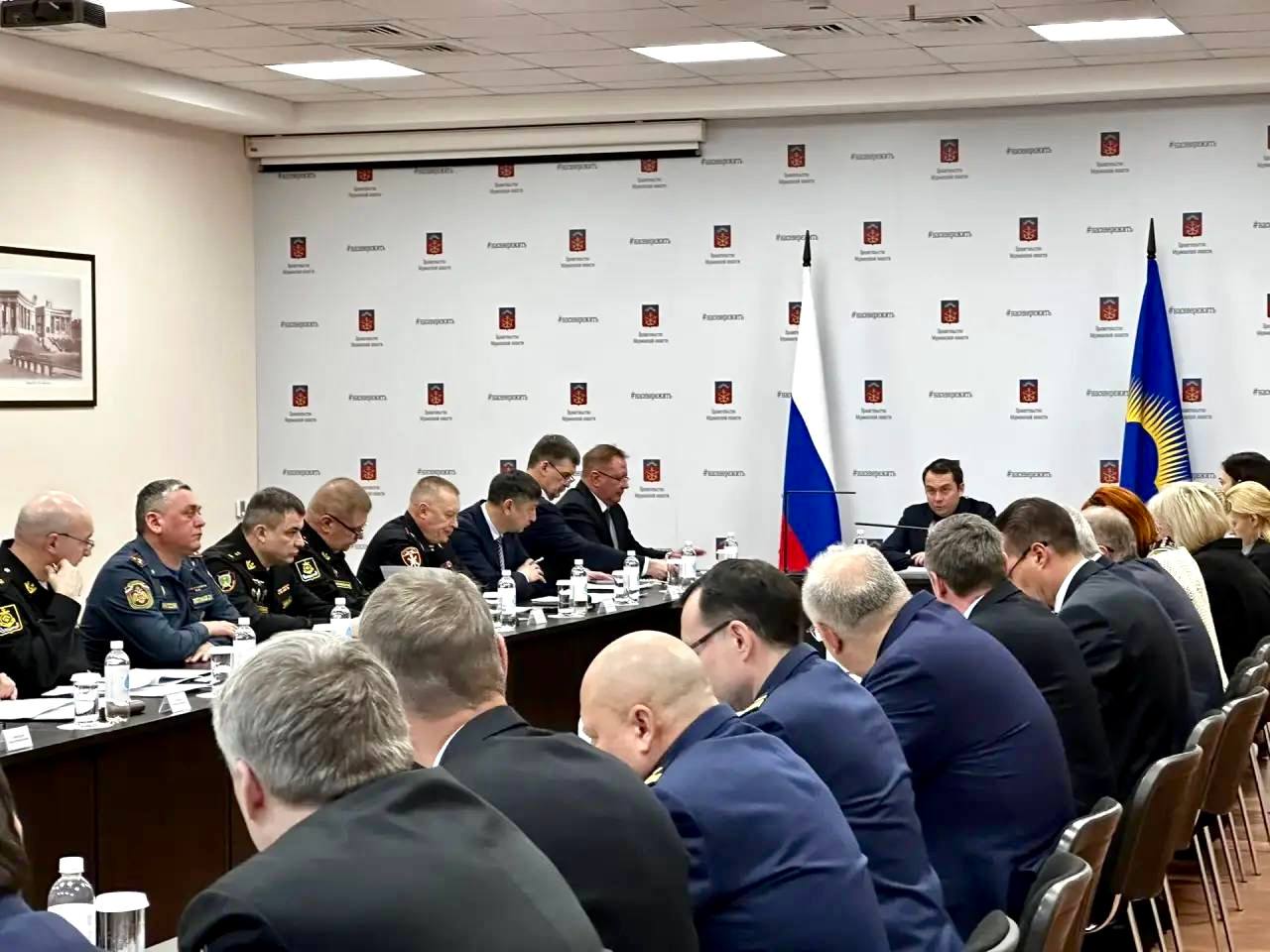Губернатор Андрей Чибис провел совещание с руководством силовых структур и представителями Северного флота, на котором обсудили вопросы безопасности в акватории Баренцева моря
