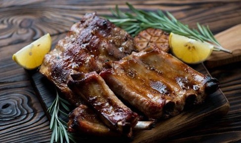 Чесночные ребрышки на гриле: простой рецепт для вкусного летнего ужина