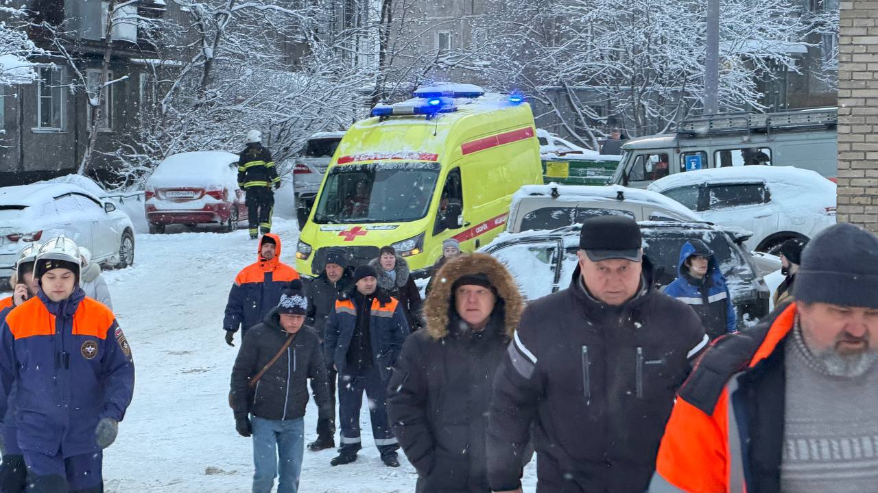 Из-за возгорания газового коллектора в Мурманске началась эвакуация Из-за возгорания газового коллектора в Мурманске началась эвакуация