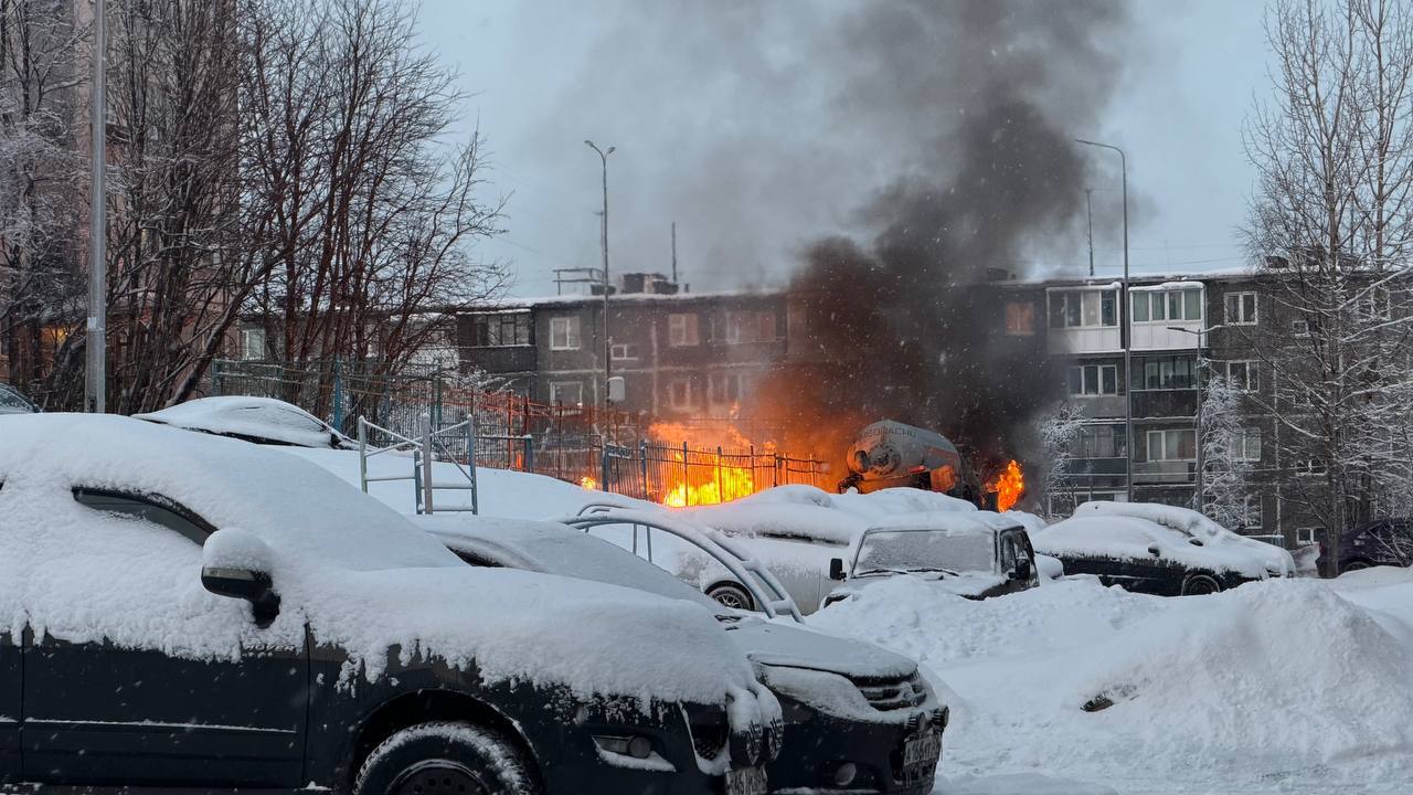 Из-за возгорания газового коллектора в Мурманске началась эвакуация Из-за возгорания газового коллектора в Мурманске началась эвакуация