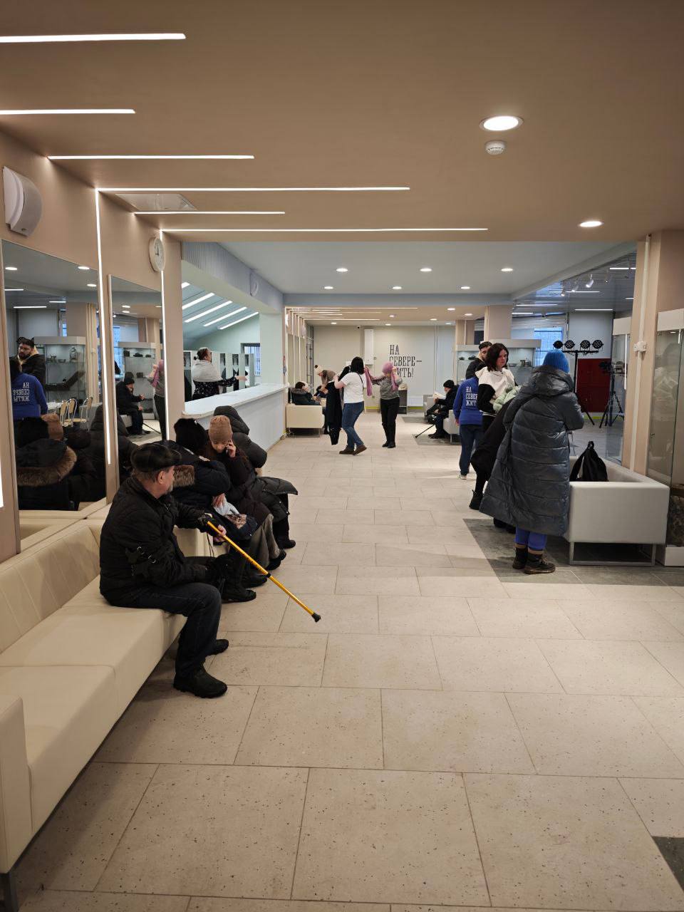 Для эвакуированных с Аскольдовцев мурманчан организовали питание и помощь медиков Для эвакуированных с Аскольдовцев мурманчан организовали питание и помощь медиков