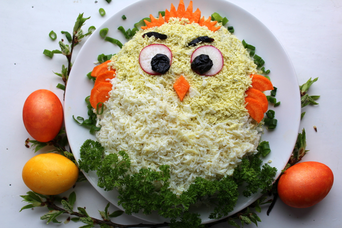 Как мимоза, но свежее: салат «Цыпленок» с рисом, скумбрией и огурцом