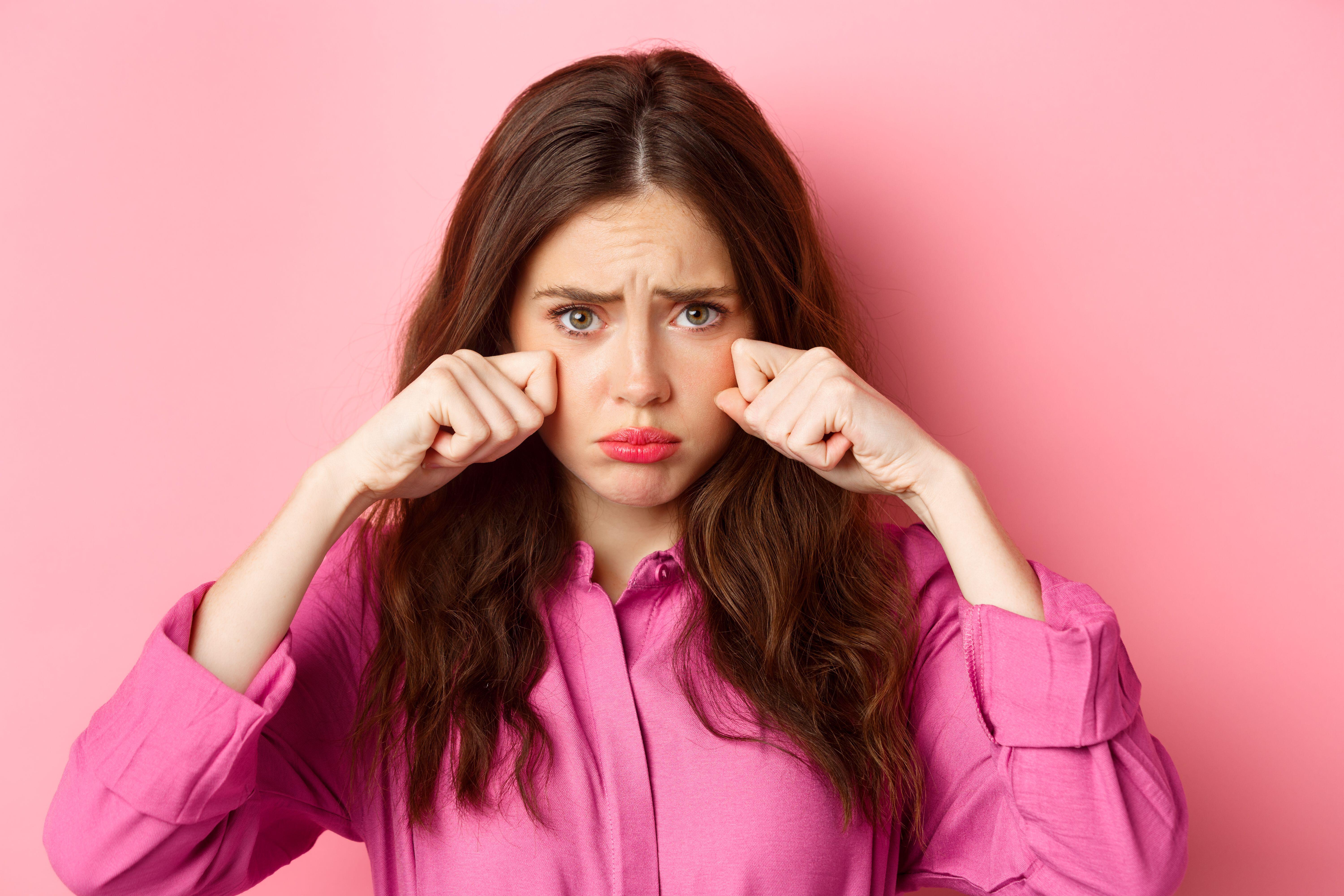 Слезы высохнут сами: 3 способа быстро перестать плакать