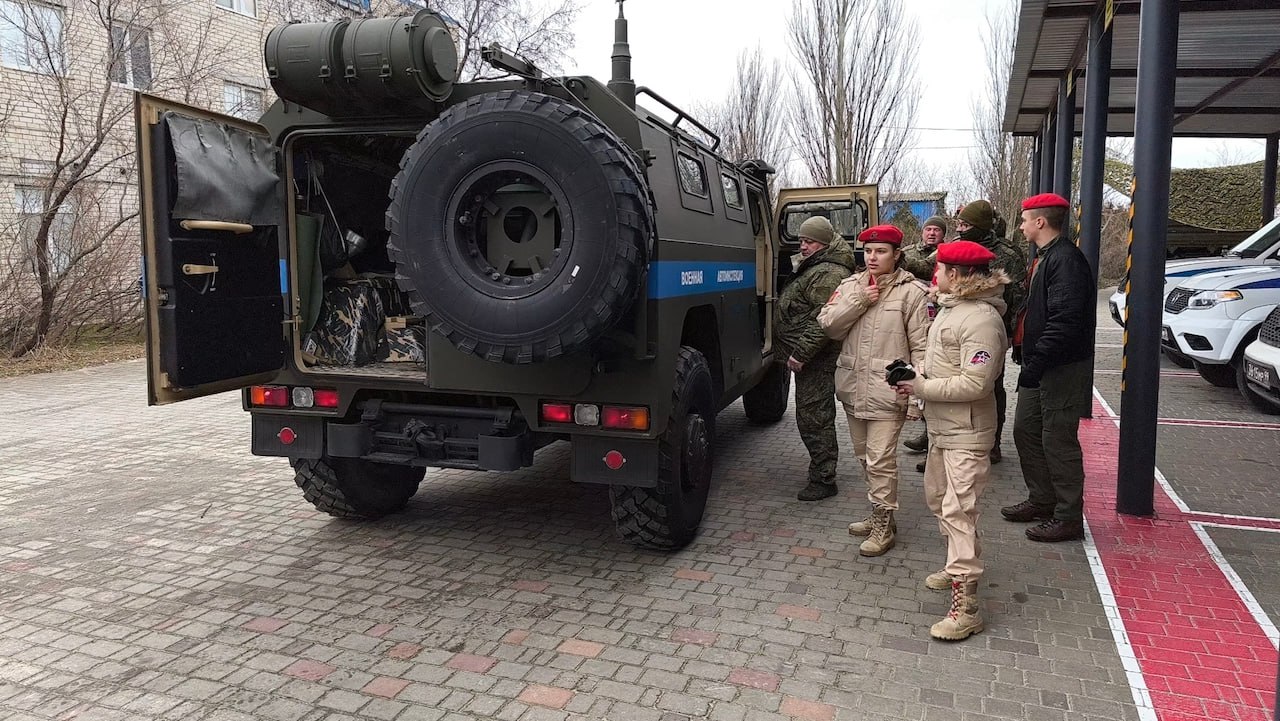 На патрульном "Тигре". Инспекторы ВАИ в Херсонской области выкроили время для общения с юнармейцами из Геническа Во время проведения специальной военной операции инспекторы 224-й военной автомобильной инспекции успешно...