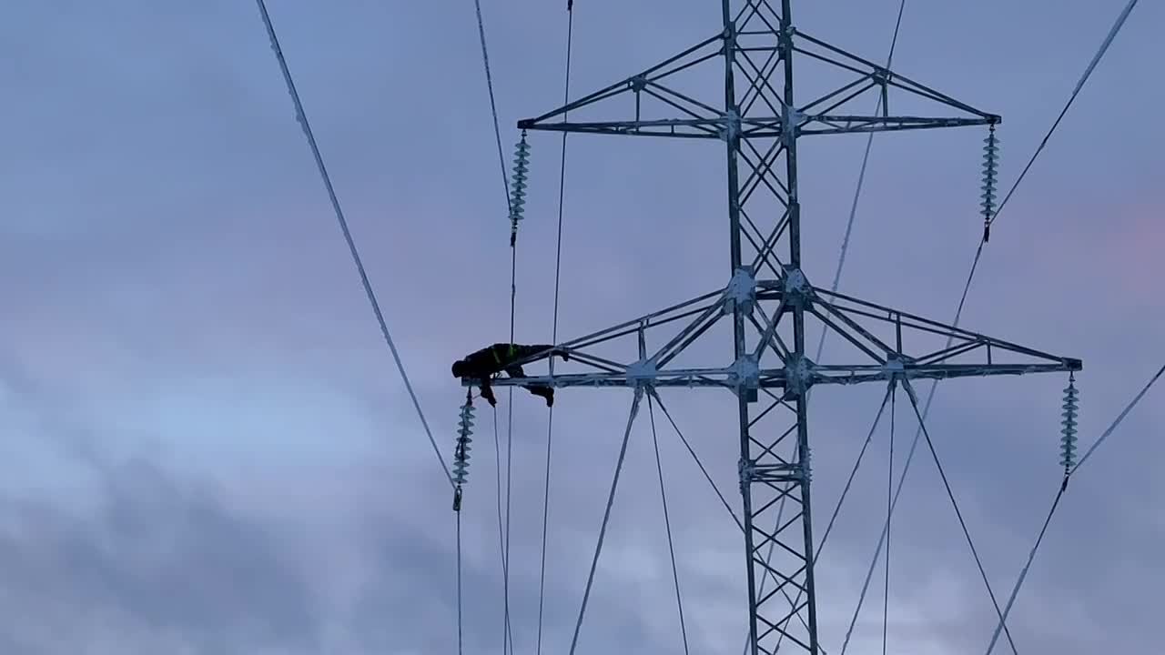 Включили еще одну линию электропередачи для восстановления штатной схемы электроснабжения Мурманска