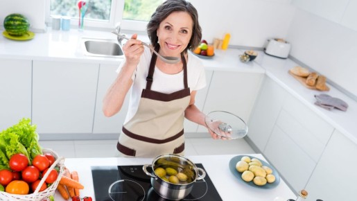 Зря неопытные хозяйки выливают воду после варки картошки: в быту найдутся 2 применения