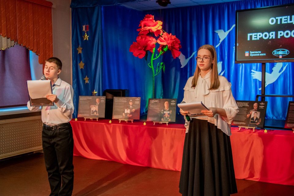 В Доме детского творчества им. А. Торцева (ул. Александра Торцева, 11) торжественно открыли фотовыставку «Отец Героя»