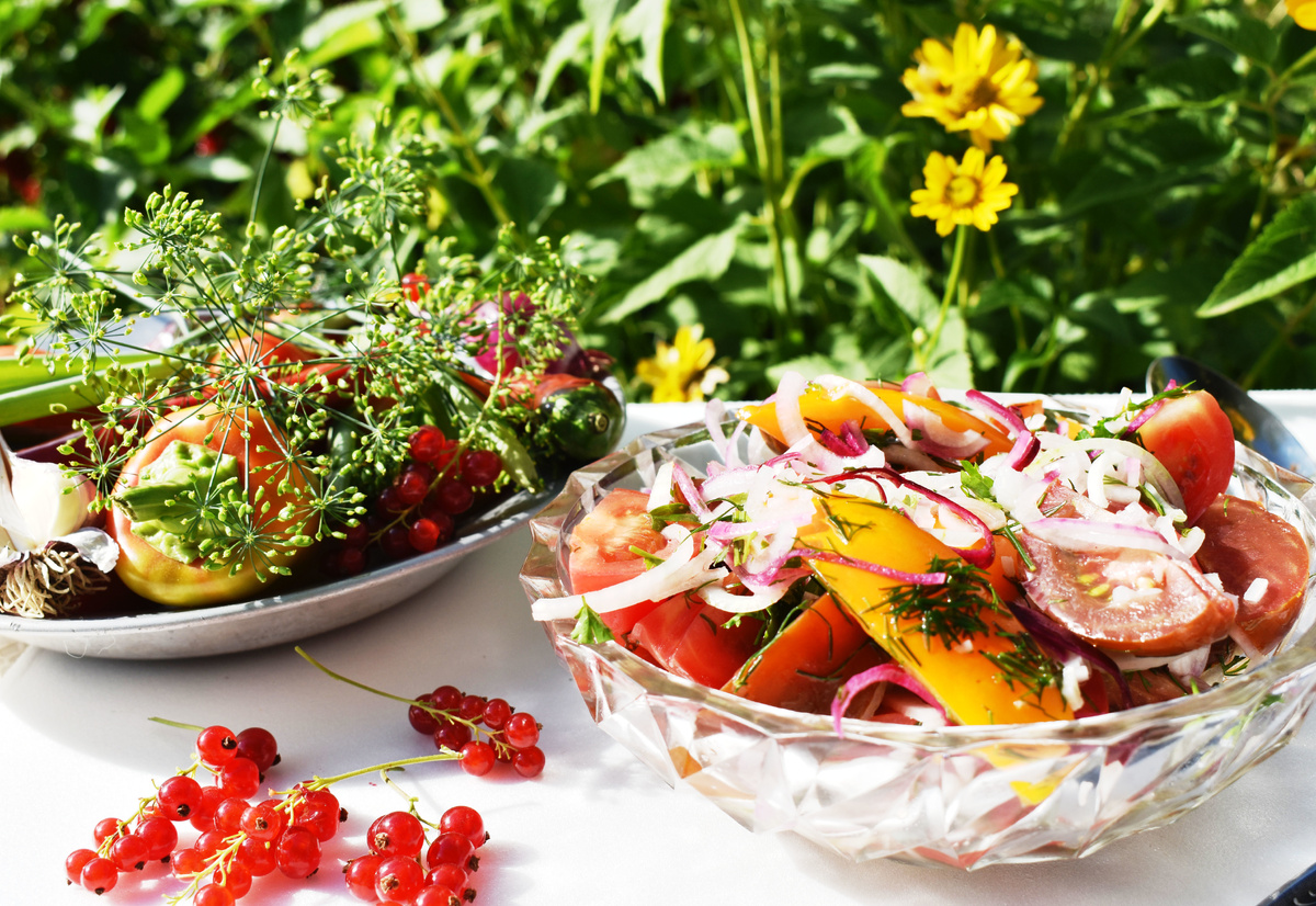 Неповторимый салат для шашлыка: готовим заранее и с душой