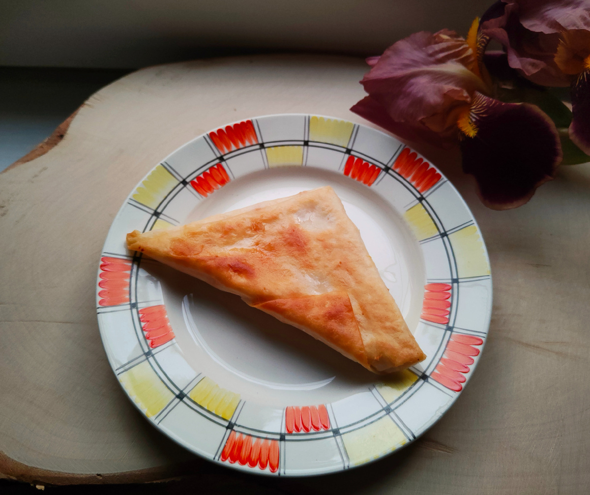 Нежные конвертики из лаваша с сырной начинкой