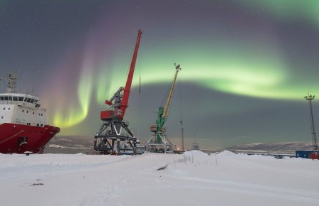 В Мурманском рыбном порту прошел испытания третий отечественный кран "Нарвал"