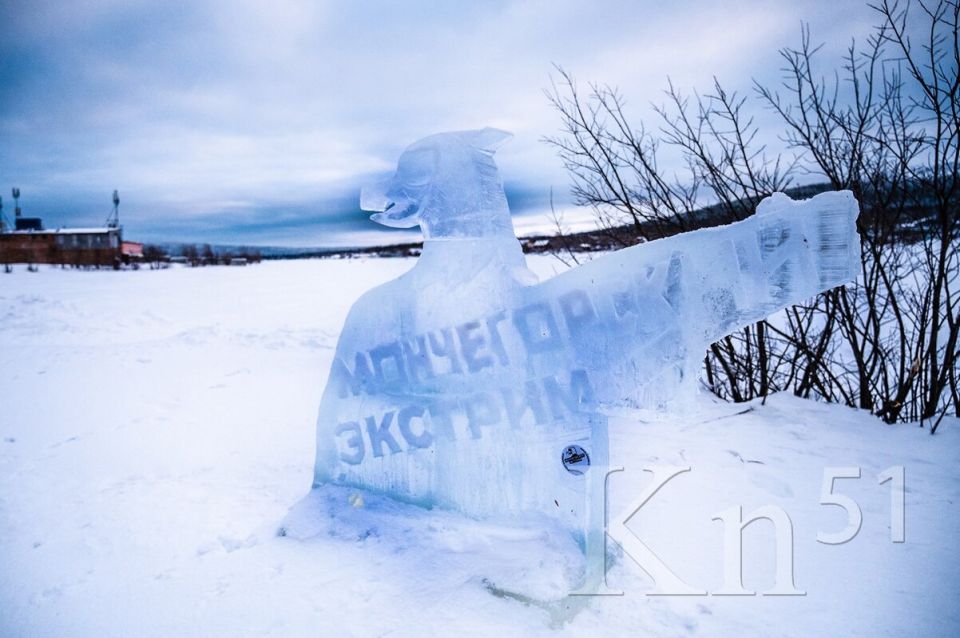 Доброе утро, Заполярье!. На берегу озера Имандра мончегорские умельцы создали скульптуры из сверкающего льда